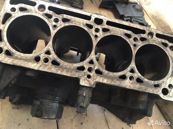 Блок двигателя Renault scenic 1.6 2005 год K4M