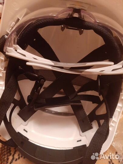 Каска с подбородочным креплением и очками