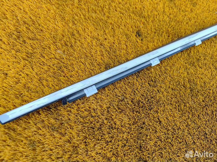 Молдинг стекла передний правый Geely Coolray