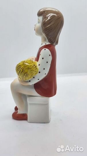 Статуэтка фарфор
