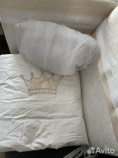Бортики и балдахин в кроватку с одеялом