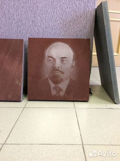 Памятник - малиновый кварцит