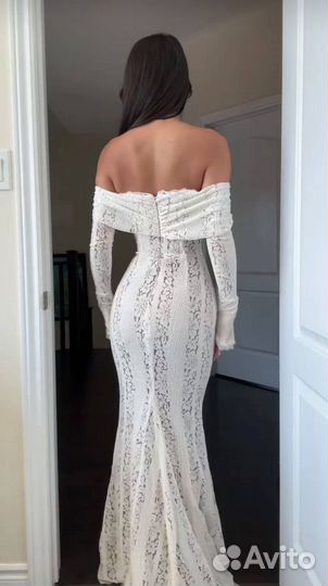 Элегантное силуэтное кружевное длинное платье