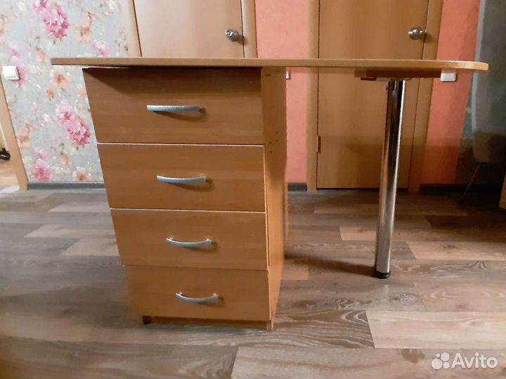 Стол для мастера маникюра, школьника