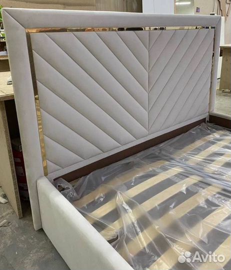 Кровать двухспальная с мягким изголовьем