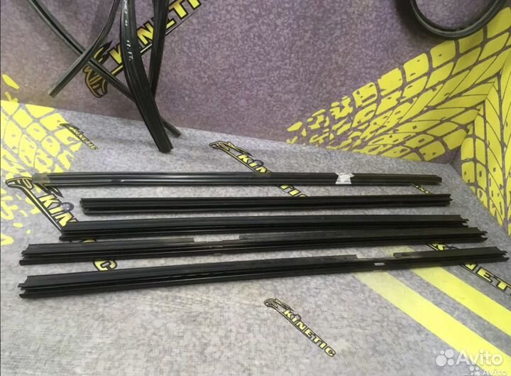 Уплотнитель стекла двери Mitsubishi Pajero Паджеро