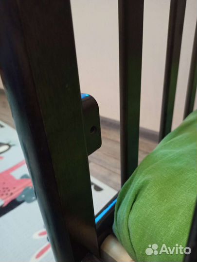 Детская кроватка с маятником