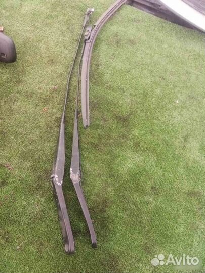 Поводок дворников передний Ford Focus 2008