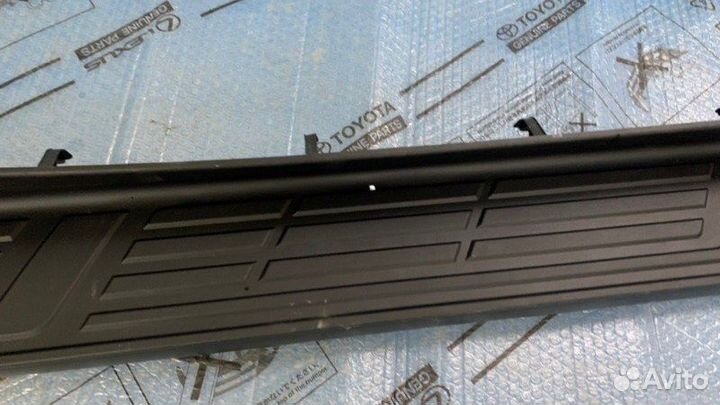 Накладка подножки правая Toyota Hilux8 2015