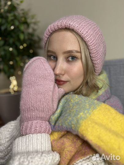 Комплект ручной вязки (шапка + варежки)