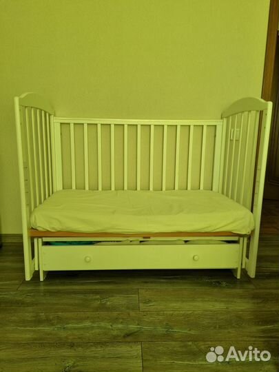 Детская кроватка с маятником и ящиком