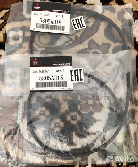 Молдинги заднего стекла артикул 5805A315