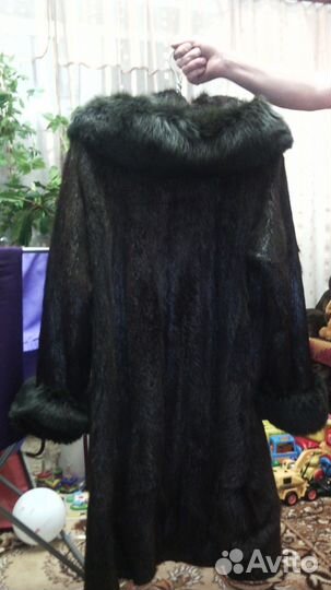 Отличная нутриевая шубка с капюшоном