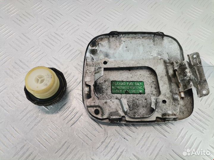 Лючок бензобака для Mazda 323 BA B22H42410A