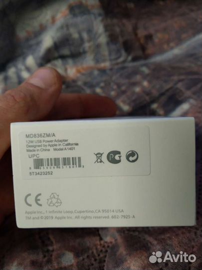 Адаптер iPad, кабель зарядки iPhone