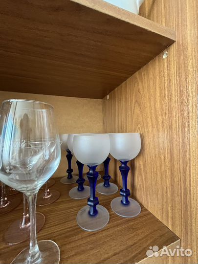 Бокалы, хрустальный рюмки и графин