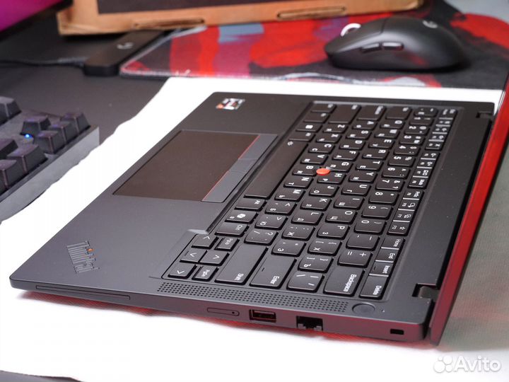 Lenovo ThinkPad P14s Gen 5 / AMD Ryzen 7 pro 8840H