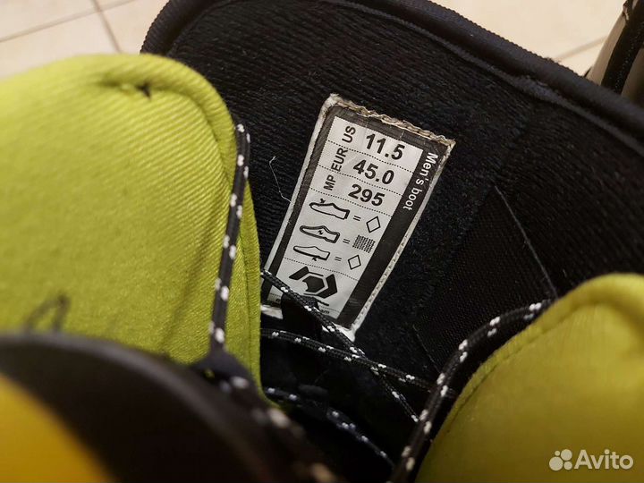 Сноуборд с креплениями и ботинками