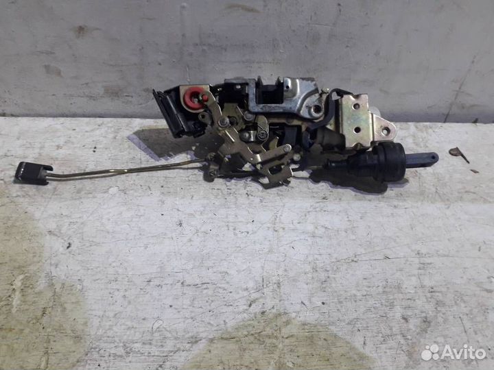 Замок двери передней правой