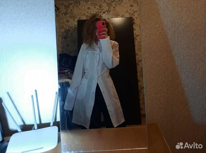 Белый медицинский халат женский