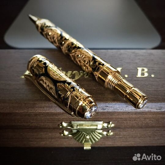 Ручка украшенная золотом с именной гравюрой