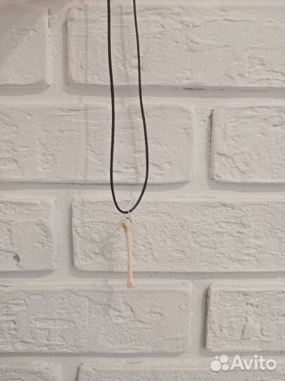 Подвеска из косточки птицы