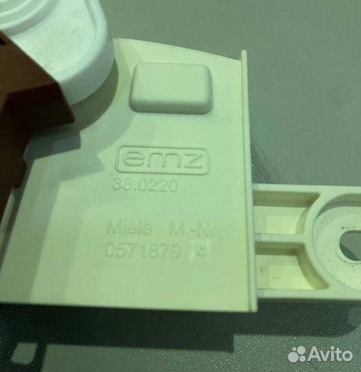 Замок бака для стиральной машины miele 5858413