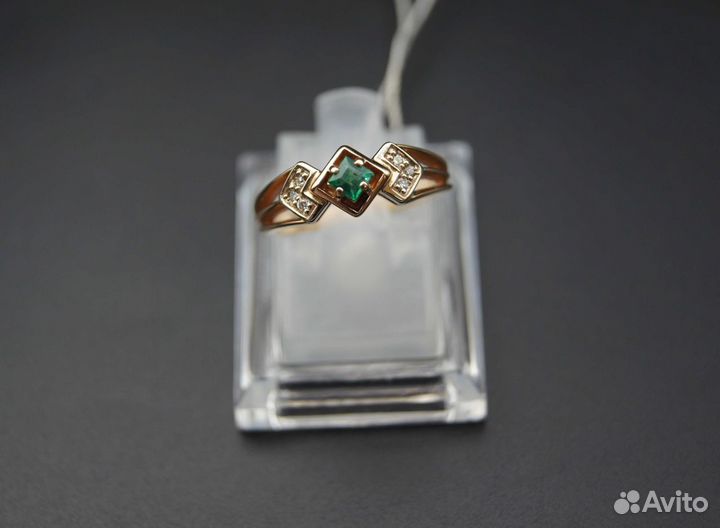 Золотое кольцо с изумрудом и бриллиантами