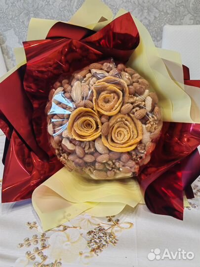 Букет из орехов