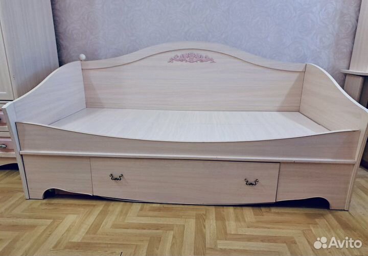 Кровать тахта с выдвижным ящиком и матрасом