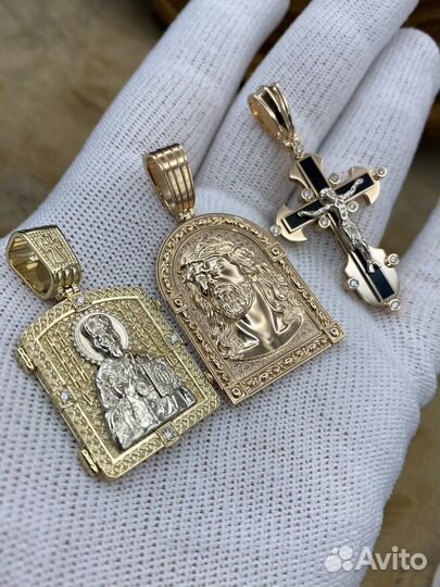 В наличии большой выбор религиозных украшений