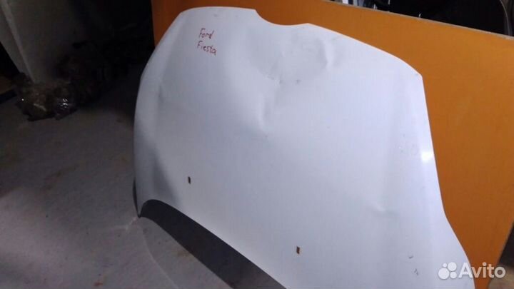 Капот на Ford Fiesta