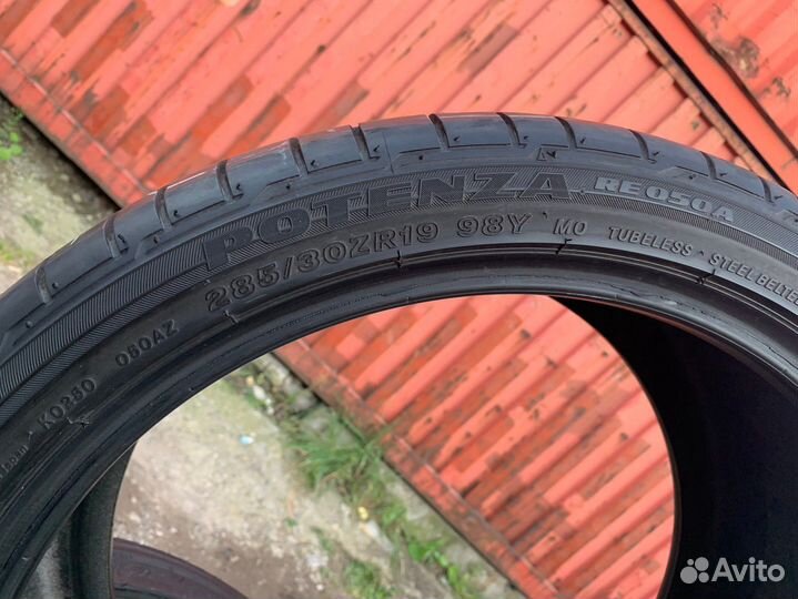 Bridgestone Potenza RE050A 285/30 R19 111H