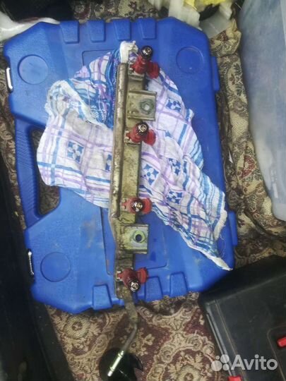 Топливная рампа с форсунками на Nissan primera p12