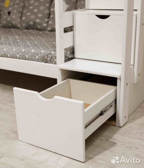 Двухъярусная кровать Домик с лестницей комодом