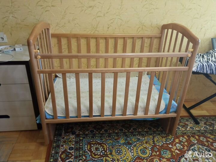 Детская кроватка с маятником