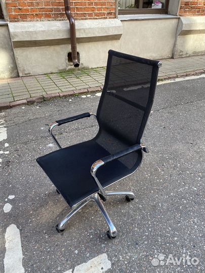Офисное кресло