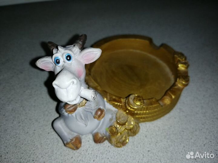 Сувениры разные, подсвечники, фигурки