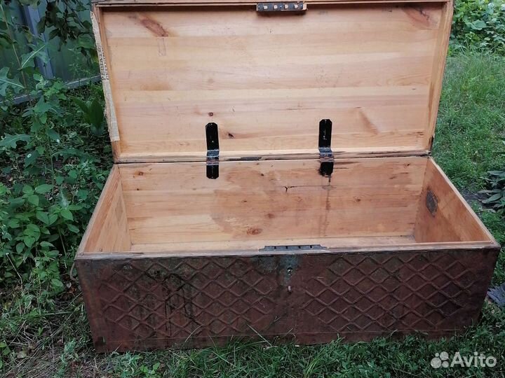 Сундук старинный