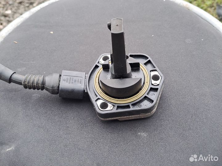 Датчик уровня масла в моторе Volkswagen Sharan 1