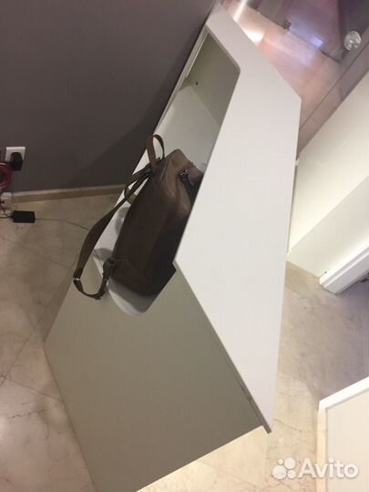 Ресепшен в стиле хайтек. С подсветкой внутренней