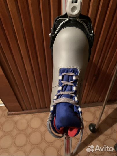 Беговые лыжи, лыжные ботинки (34 р ), палки