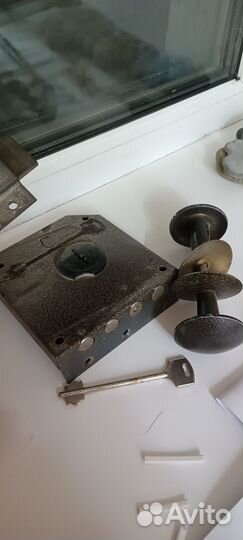 Замок дверной, ручка дверная, шпингалет