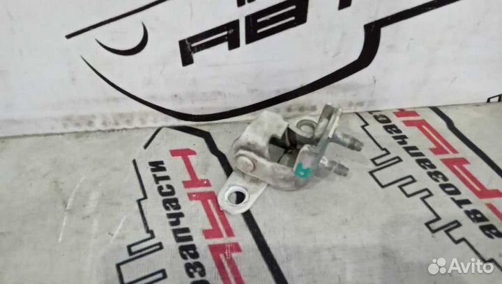 Петля двери toyota avensis caldina AT211G AT221 AZ