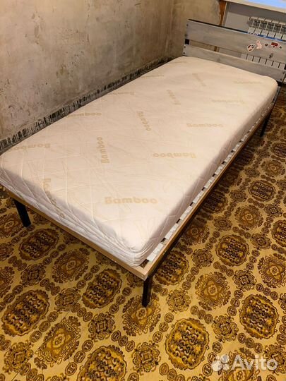 Кровать односпальная с матрасом