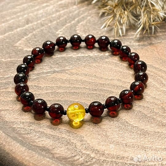 Красно-вишневый браслет из натурального балтийског