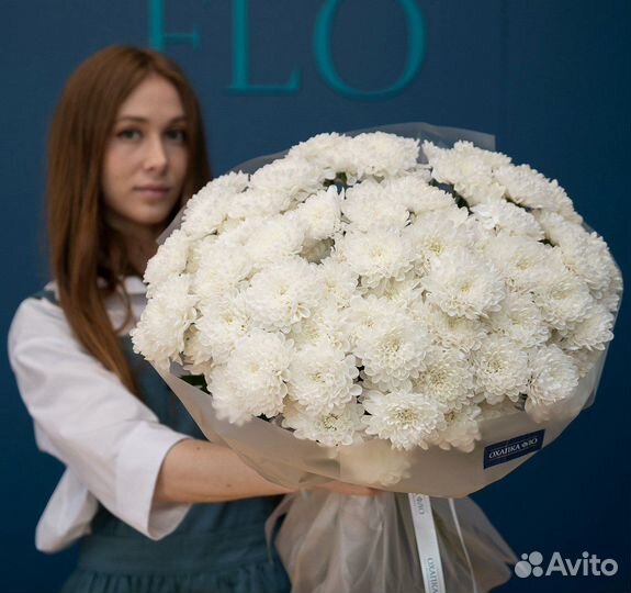 Букет кустовых хризантем белых + аквабокс с сумкой