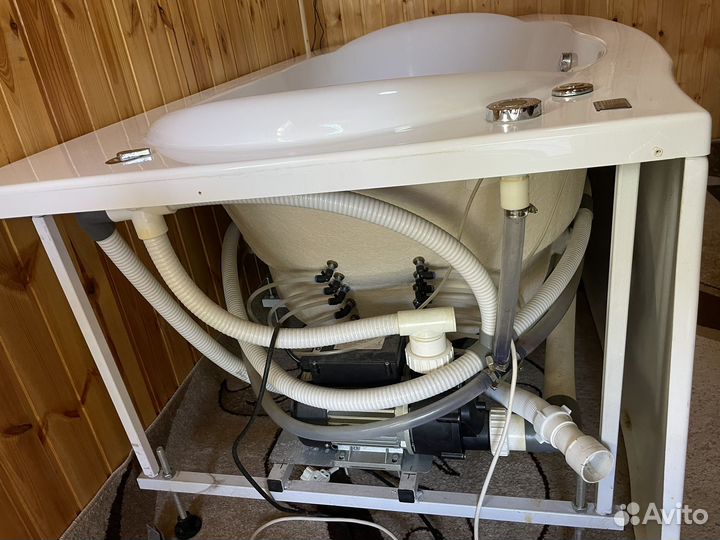 Акриловая ванна-джакузи с гидромассажем