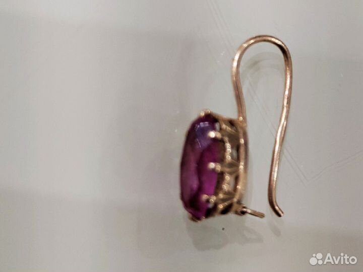 Золотая серьга одна