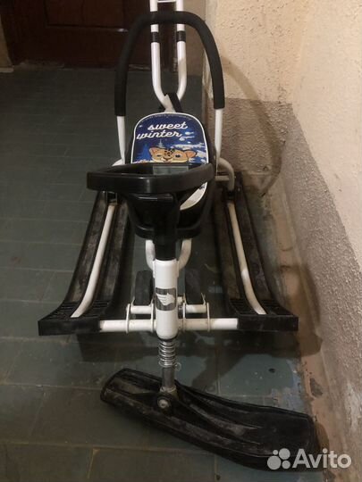 Снегокат с ручкой и колесами